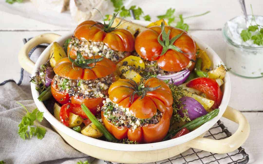 Gefüllte Tomaten mit buntem Ofengemüse