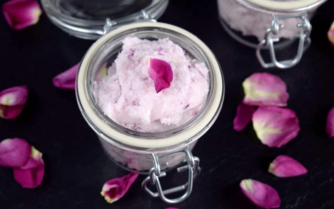 Pflegendes Rosenblütenpeeling