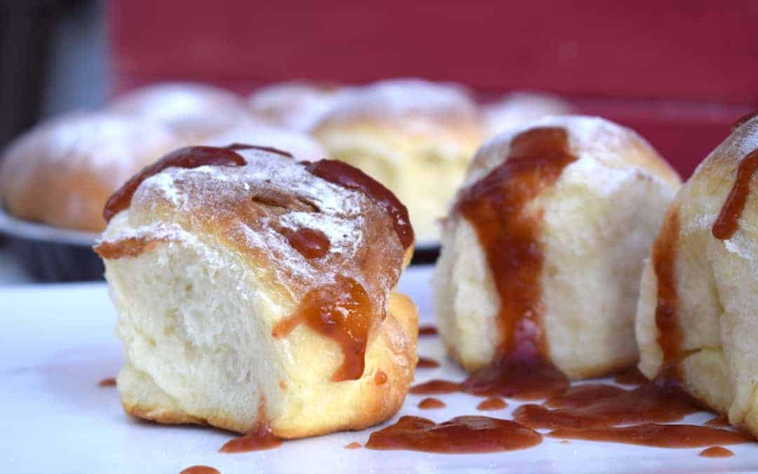Süße Hefebrötchen mit Marmelade