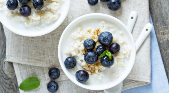 Veganer Milchreis mit Kokos- und Mandelmilch aus dem Thermomix – Foto: gettyimages / Stitchik