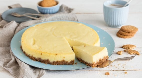 New York Cheesecake mit dem Thermomix® zubereitet auf einem hellblauen Teller – Foto: Kathrin Knoll