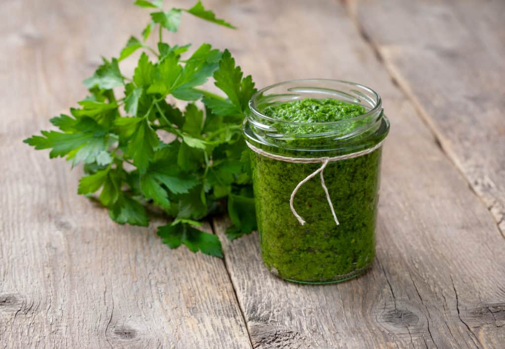 Petersilien-Pesto mit dem Thermomix® – Foto: gettyimages / natashamam