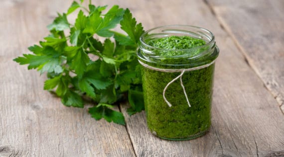 Petersilien-Pesto mit dem Thermomix® – Foto: gettyimages / natashamam