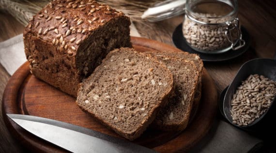 Saftiges Vollkornbrot mit dem Thermomix® – Foto: gettyimages / arfo