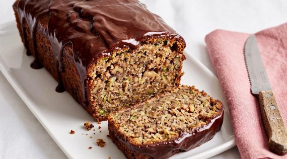 Ein Kastenkuchen mit Schokoladenglasur, angeschnitten