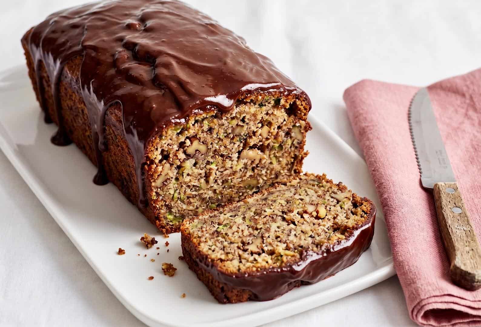 Ein Kastenkuchen mit Schokoladenglasur, angeschnitten