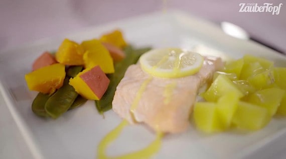 Lachs mit Kartoffeln und Mango-Hollandaise aus dem Thermomix® – Foto: falkemedia