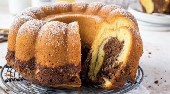 Marmorkuchen in Gugelhupfform, angeschnitten auf einem Gitter – Foto: Désirée Peikert