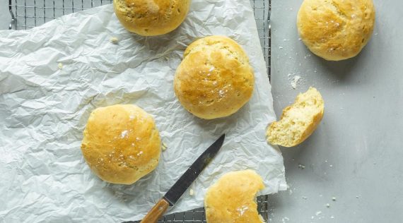 MIlchbrötchen auf Butterbrotpapier daneben ein Messer