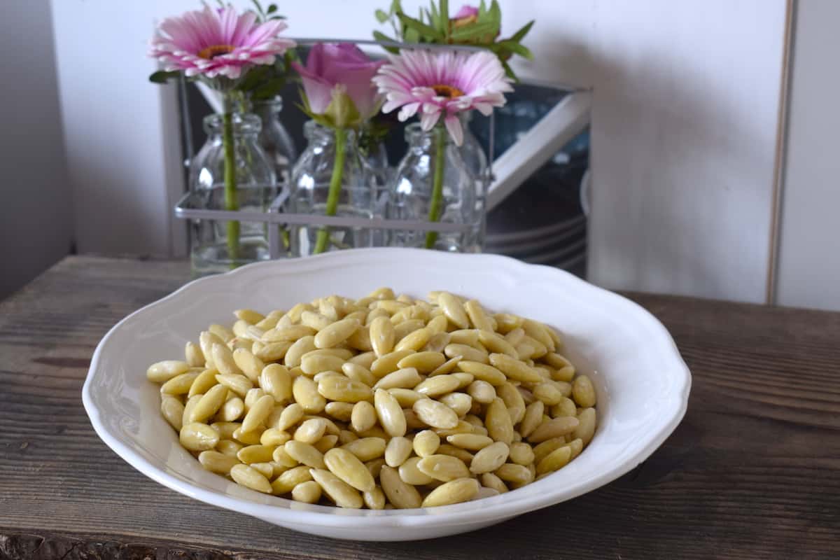 Mandelmilch schmeckt am Besten, wenn sie aus blanchierten Mandeln gemacht wird – Foto: Nicole Stroschein