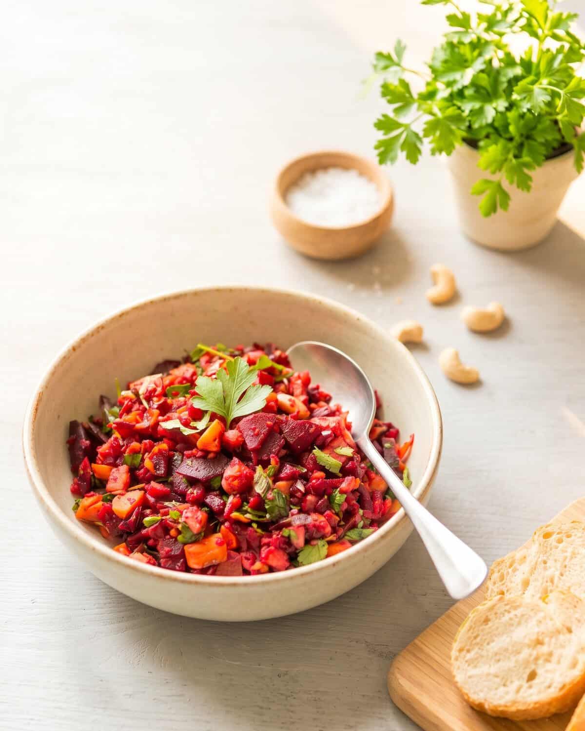 Eine Schale mit Rote-Bete-Salat