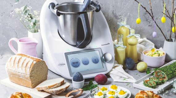 Kuchen, Eier, Likör und ein Osterstrauß rund um den Thermomix® dekoriert