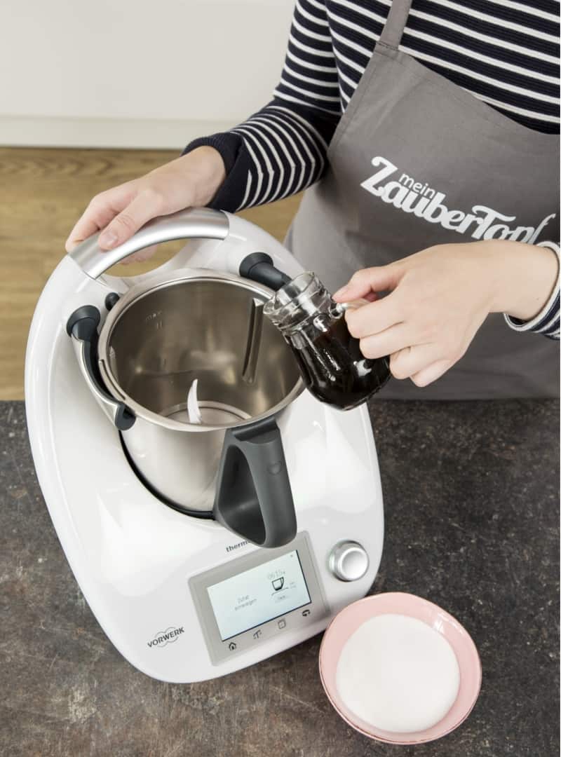 Zuckerrohrmelasse in den Mixtopf geben - Foto: Anna Gieseler