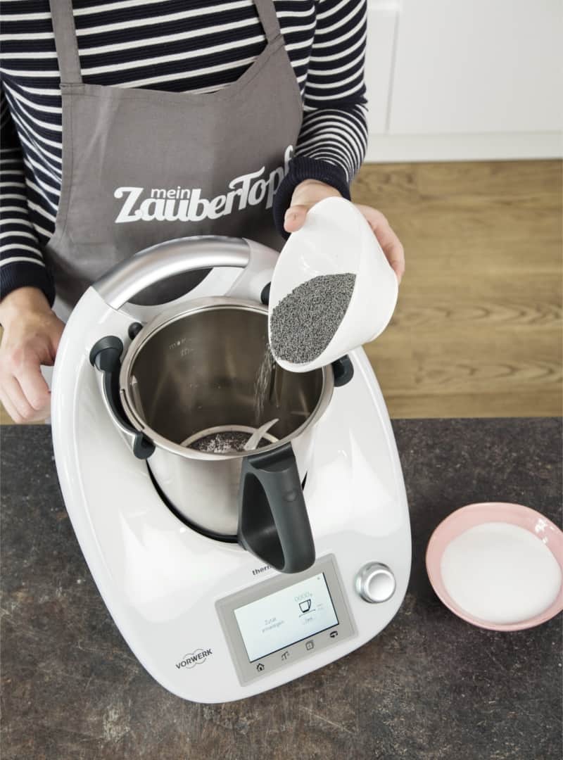 Mohnkügelchen in den Mixtopf geben - Foto: Anna Gieseler