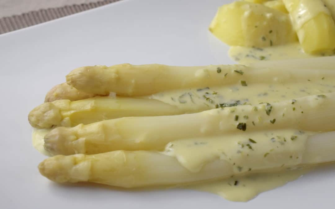 Spargel mit Zucchini-Kräutersoße