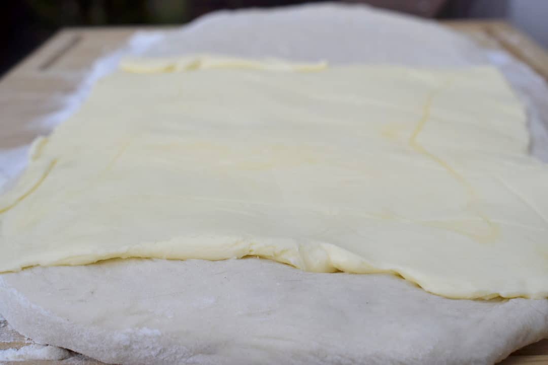 Gekühlte Butterplatte auf dem ausgerollten Teig platzieren – Foto: Nicole Stroschein