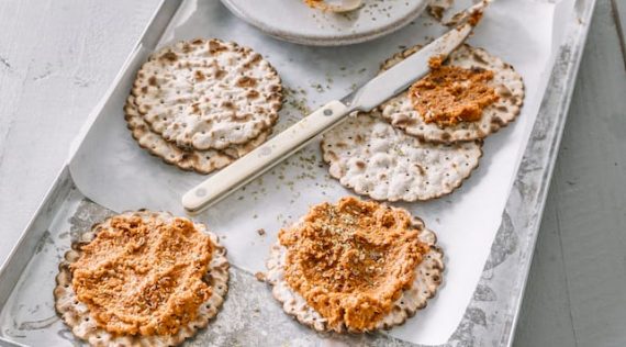 Knäckebrot mit Karottenaufstrich auf einem hellen Tablett