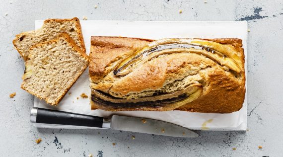 Bananenbrot angeschnitten von oben fotografiert