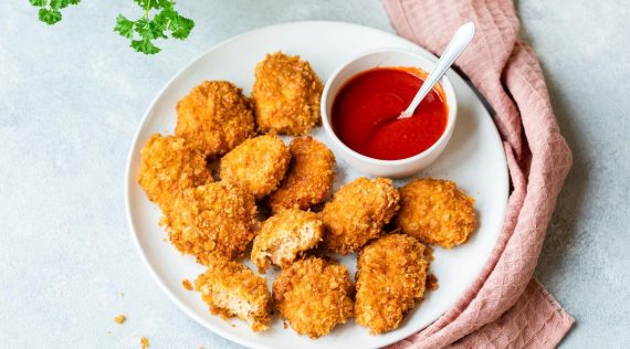 Chicken Nuggets auf einem weißen Teller mit einem Schälchen Ketchup - Foto: Kathrin Knoll