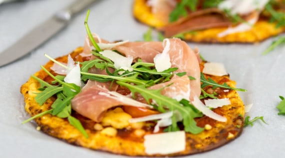 Low Carb Pizza mit Parmaschinken aus dem Thermomix® – Foto: Désirée Peikert