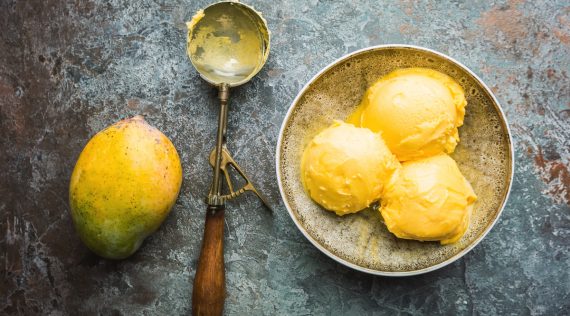 Mango-Eis mit dem Thermomix® – Foto: gettyimages / Roxiller