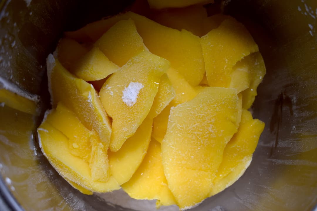Gefrorene Mango in den Mixtopf geben – Foto: Nicole Stroschein