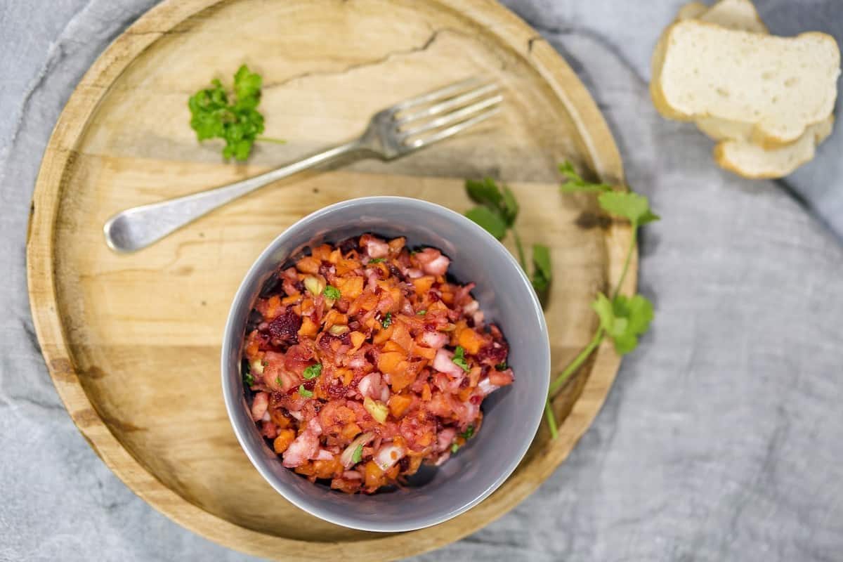 Rohkostsalat mit buntem Gemüse