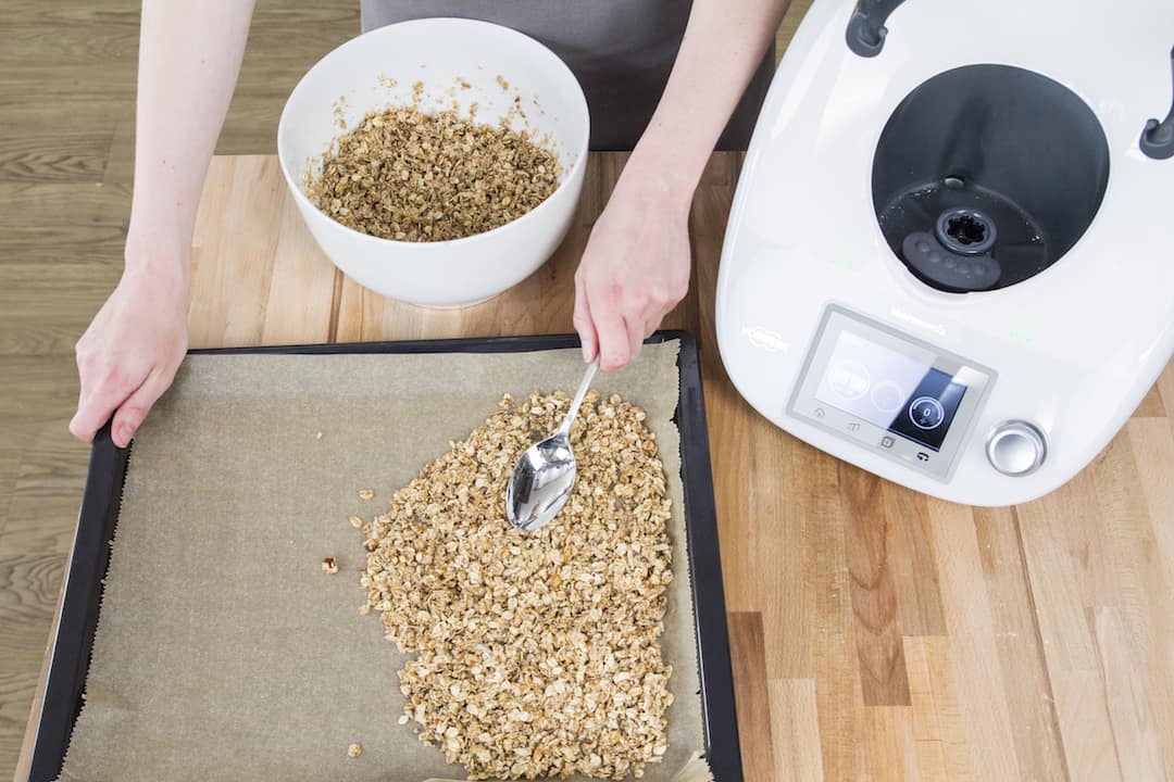 Granola auf dem Backblech ausbreiten – Foto: Kathrin Knoll