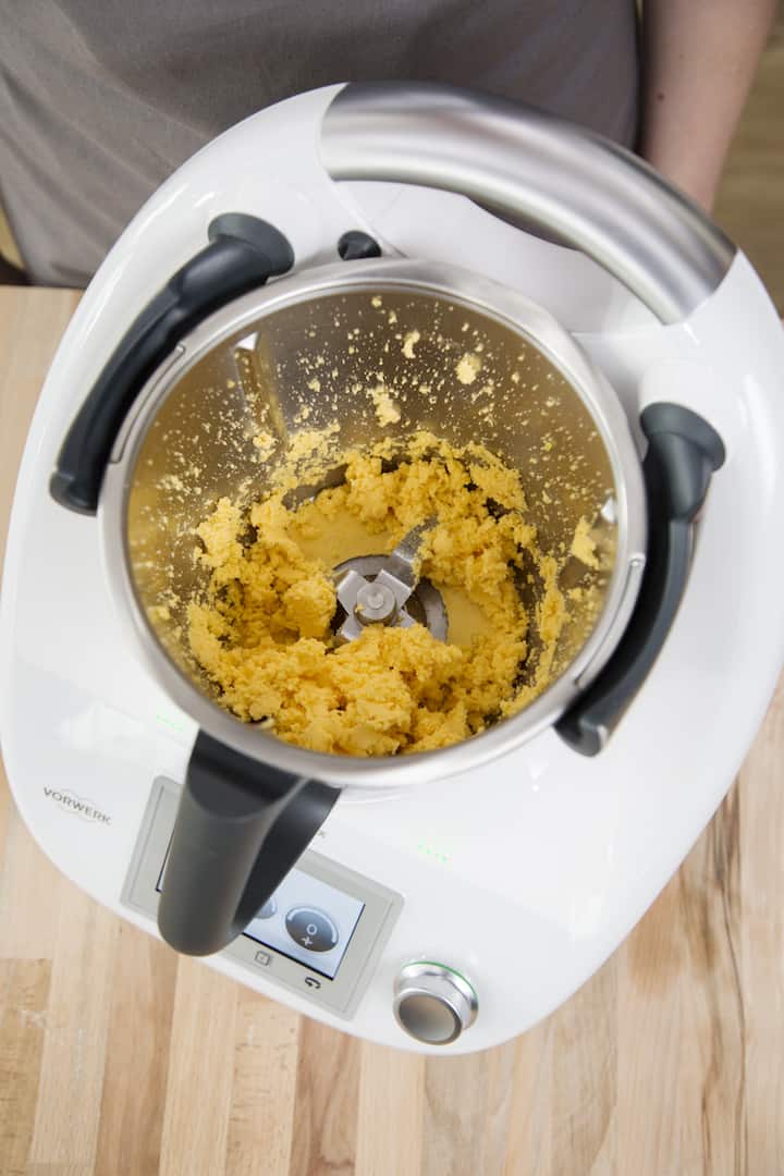 Schritt 2: Cheddar im Mixtopf zerkleinern – Foto: Anna Gieseler