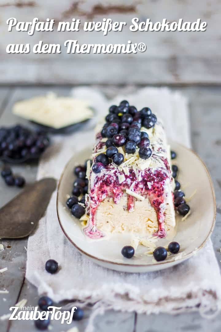 Parfait aus weißer Schokolade mit Heidelbeeren – Foto: Tina Bumann