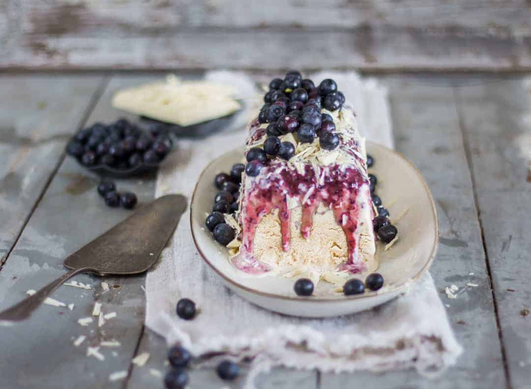 Parfait aus weißer Schokolade mit Heidelbeeren aus dem Thermomix® – Foto: Tina Bumann