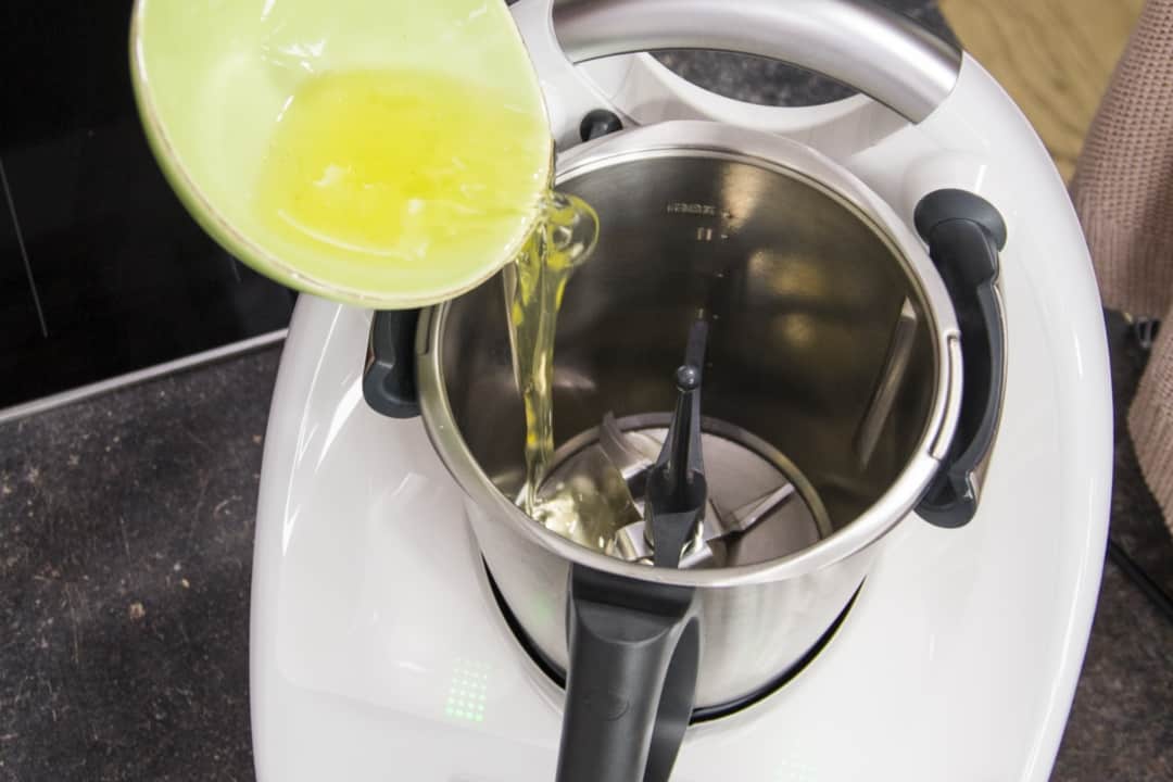 Eiweiß in den Mixtopf geben - Foto: Kathrin Knoll 