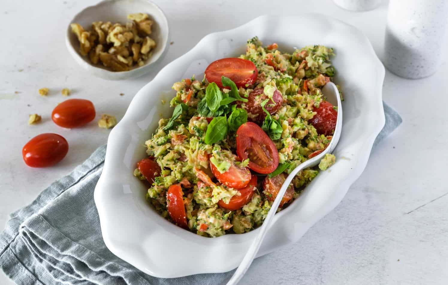 Brokkolisalat mit Feta und Walnüssen - mein ZauberTopf