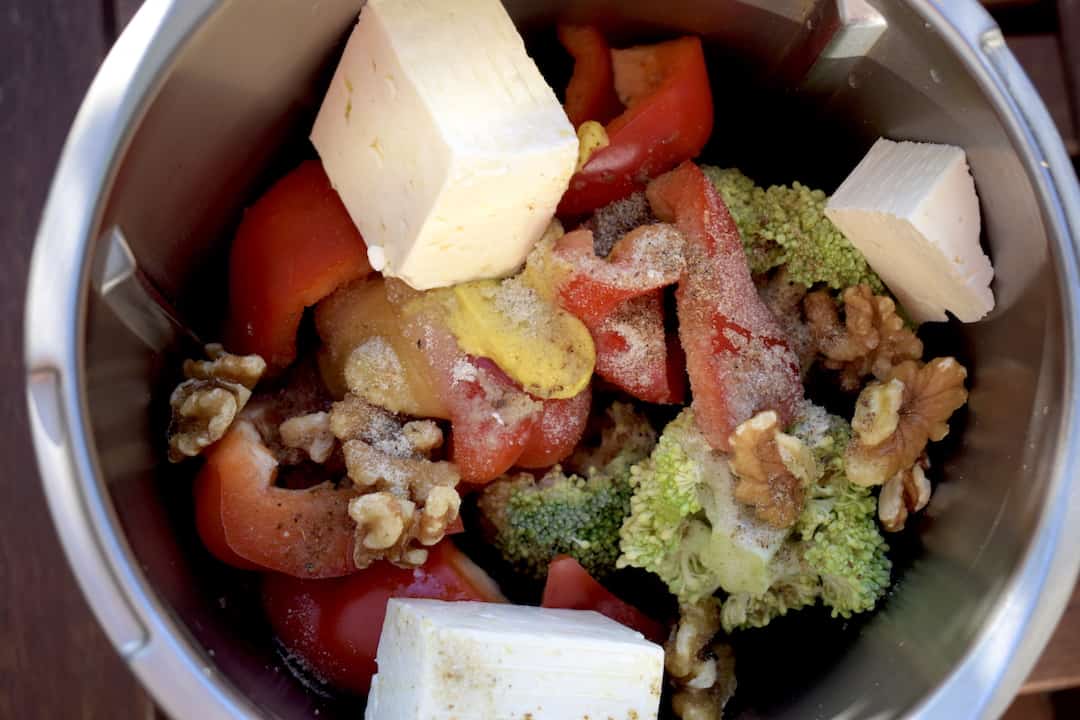 Brokkolisalat mit Feta und Walnüssen – Foto: Nicole Stroschein