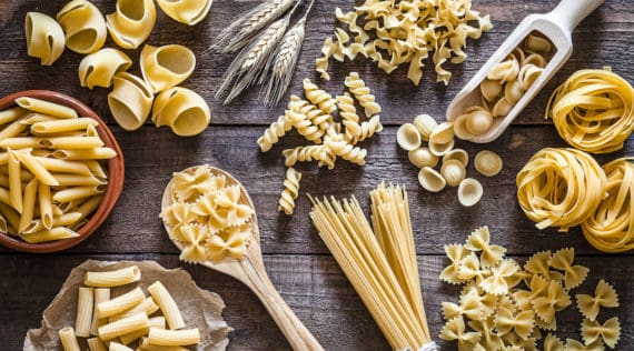 Selbstgemachte Pasta, verschiedene Sorten auf einem Holztisch, mit dem Thermomix® – Foto: gettyimages / fcafotodigital