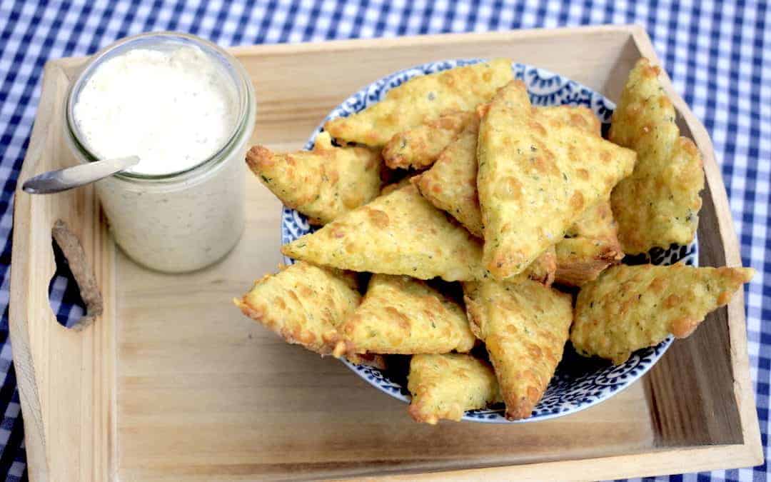 Veggie Cracker mit cremigem Käsedip