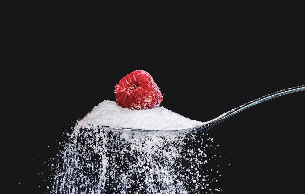 Zucker rieselt von einem Löffel – Foto: pixabay / Myriams-Fotos