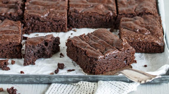 Brownies auf einem Backblech, angeschnitten – Foto: Kathrin Knoll