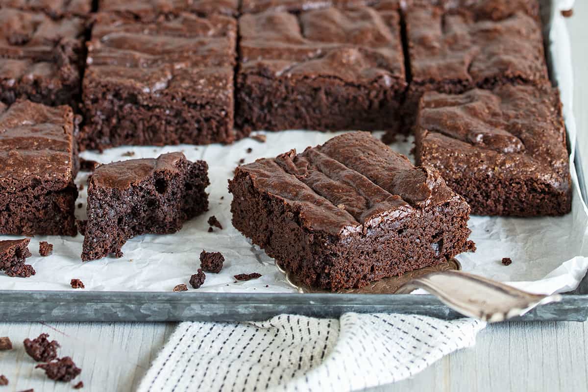 Brownies auf einem Backblech, angeschnitten – Foto: Kathrin Knoll