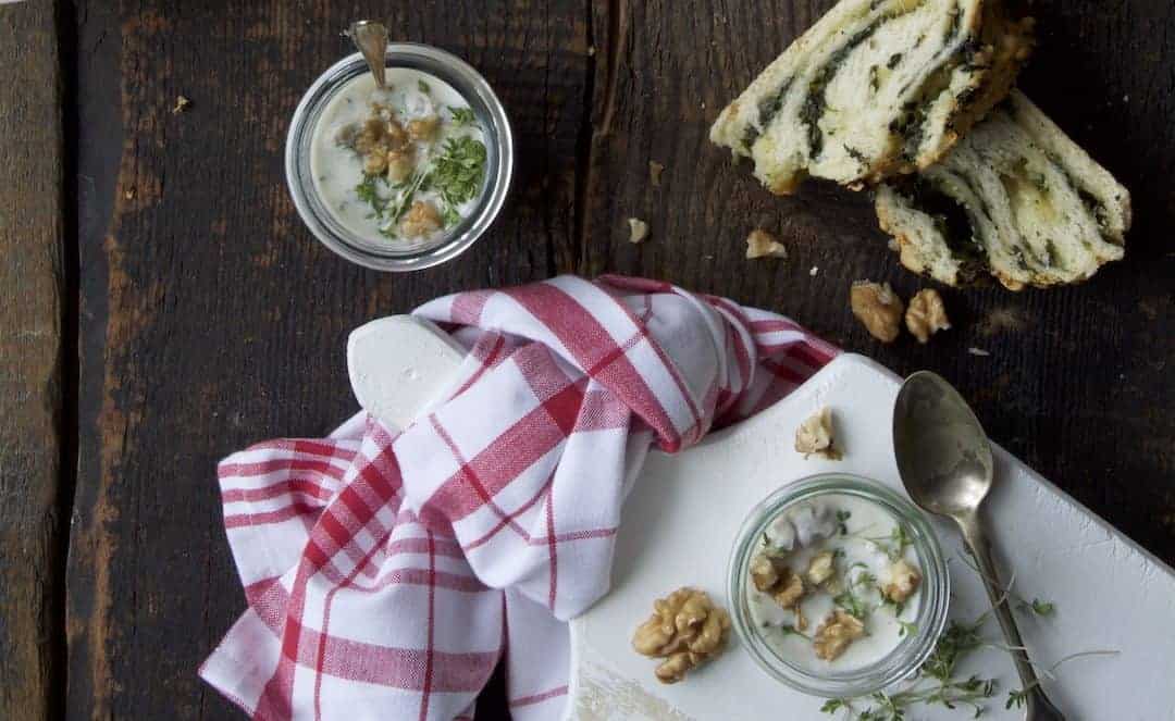 Walnuss-Dip mit Kresse und Joghurt
