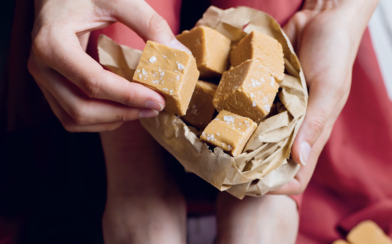 Karamell-Fudge mit Meersalz