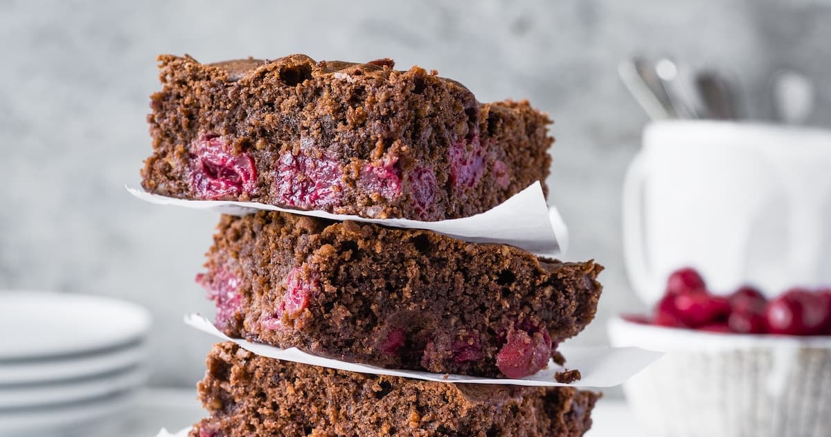 Saftiger Schoko-Kirsch-Kuchen vom Blech, drei Stücke gestapelt