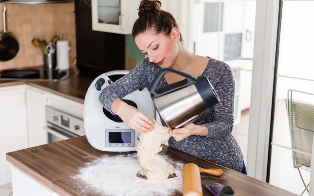 Sophia Handschuh holt eine Portion Teig aus der Thermomix®-Schüssel.