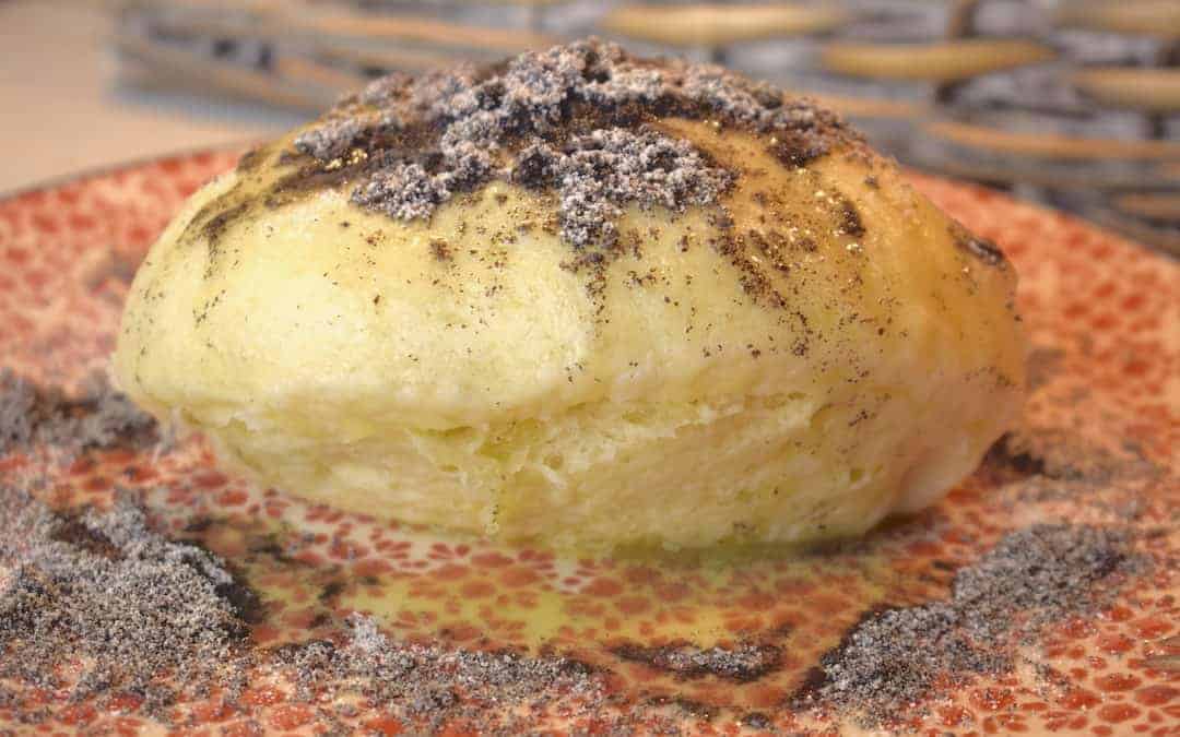 Klassische Germknödel mit Butter und Mohn