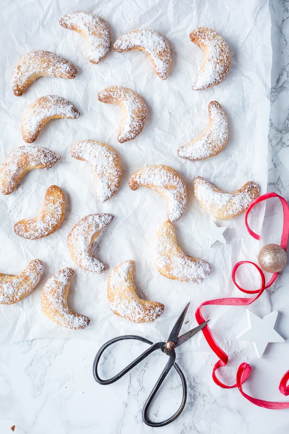 Vanillekipferl mit dem Thermomix® von oben fotografiert auf weißem Untergrund – Foto: Désirée Peikert