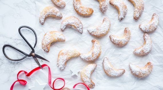 Vanillekipferl mit dem Thermomix® von oben fotografiert auf weißem Untergrund – Foto: Désirée Peikert