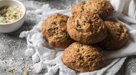 5 Vollkornbrötchen auf einem hellen Tuch