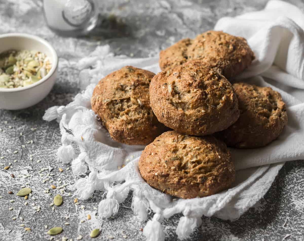 5 Vollkornbrötchen auf einem hellen Tuch