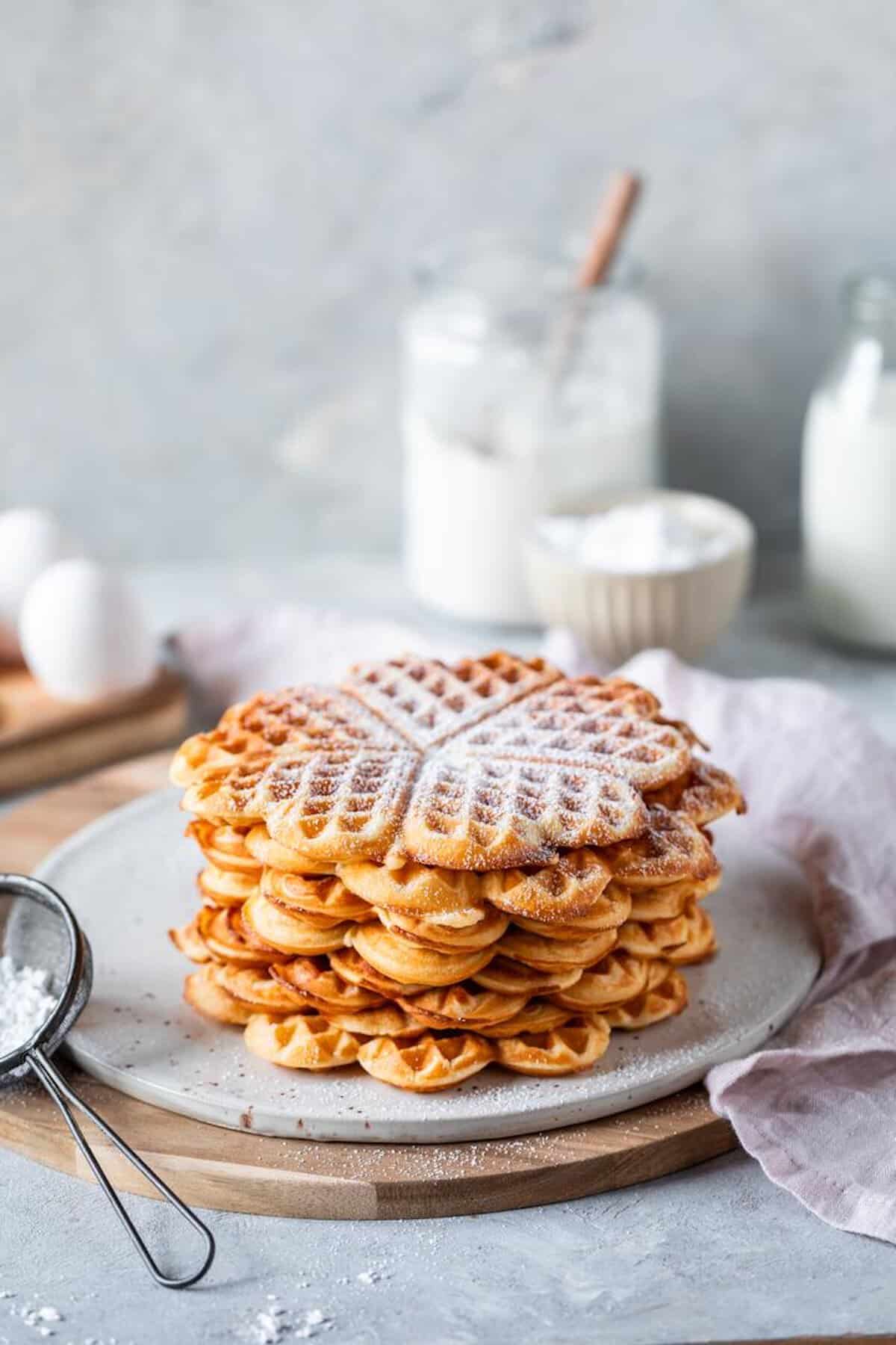 Ein Turm mit mehreren Waffeln auf einem grauen Teller – Foto: Anna Gieseler