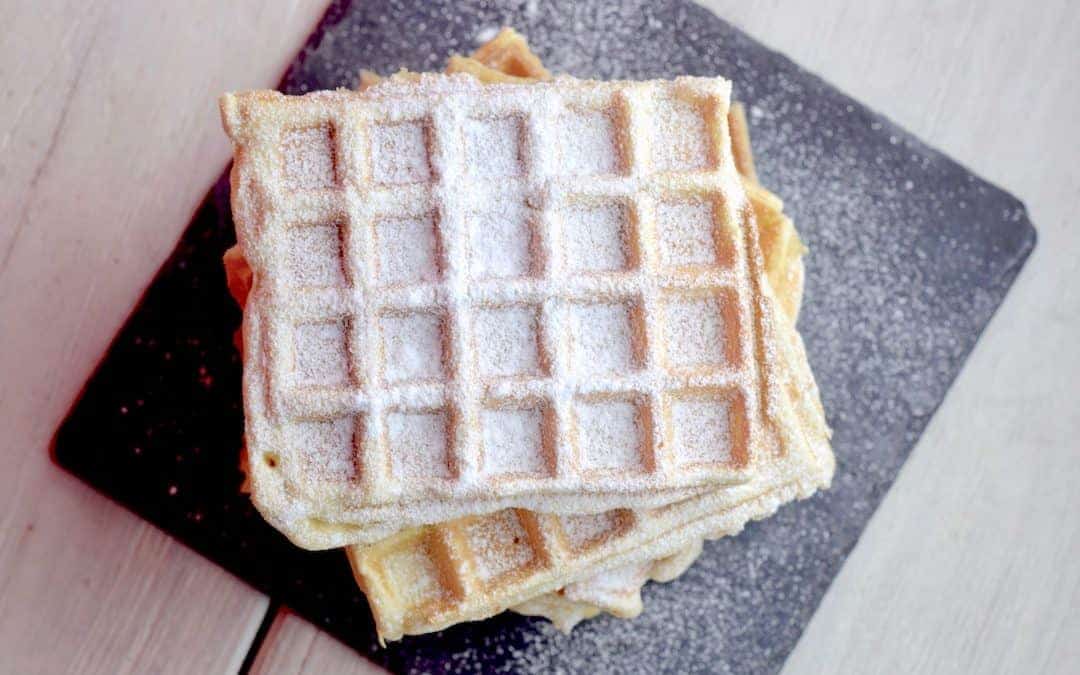 Frische Waffeln mit Crème fraîche